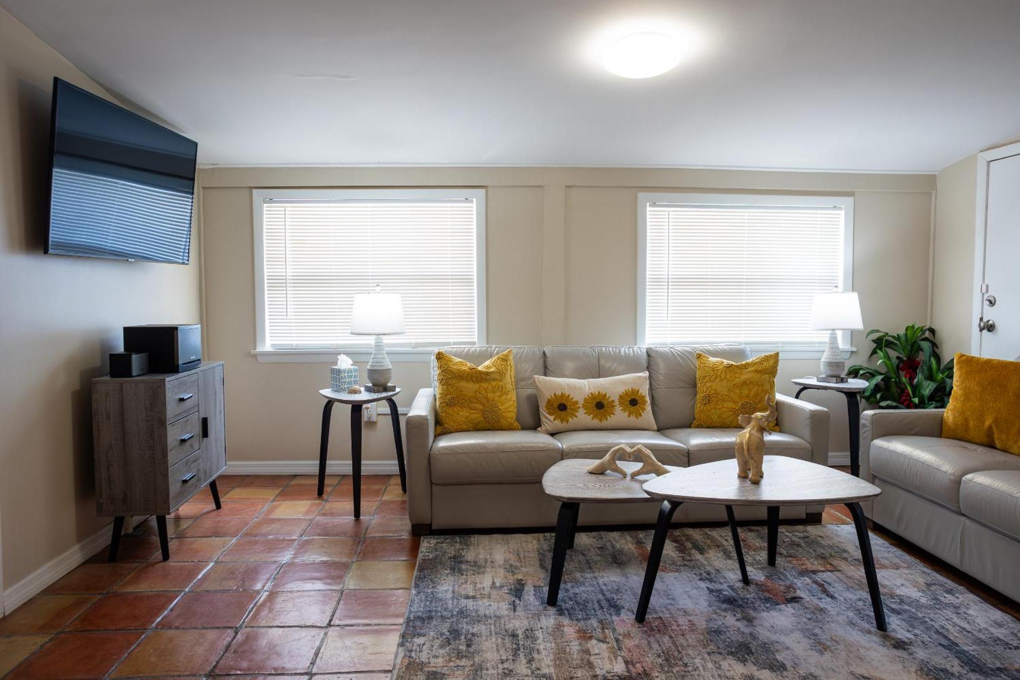 Comfy 3 Bedroom With Parking & Close To Everything * Naples